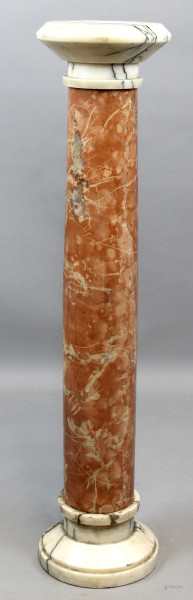 Colonna in marmo rosa con base e capitello in marmo bianco, alt. cm 98, (difetti)