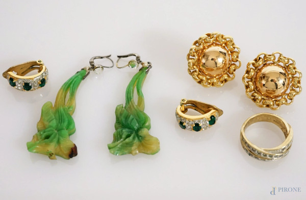 Lotto di bigiotteria vintage composto da tre paia di orecchini ed un anello, lunghezza max 7, (imperfezioni)
