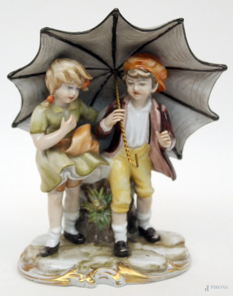 Fanciulli con ombrello, gruppo in porcellana policroma Capodimonte, H 19 cm.