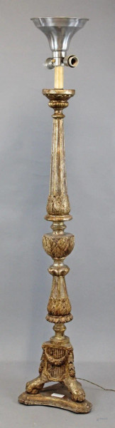 Lampada da terra in legno intagliato e dorato, piedi ferini, altezza cm 134