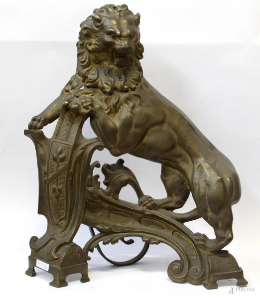 Coppia alari da camino a forma di leoni in bronzo cesellato e dorato, h.52, l.42, XIX sec.