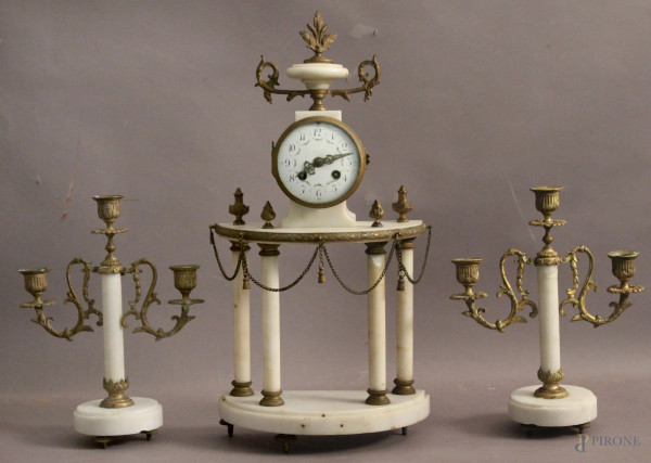 Orologio a tempietto in marmo bianco con finiture in bronzo dorato e cesellato, completo di due candelieri, Francia, inizi &#39;900, H 50 cm, da revisionare.
