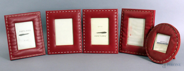 Lotto composto da cinque portafoto color rosso, misure max 18x15 cm.