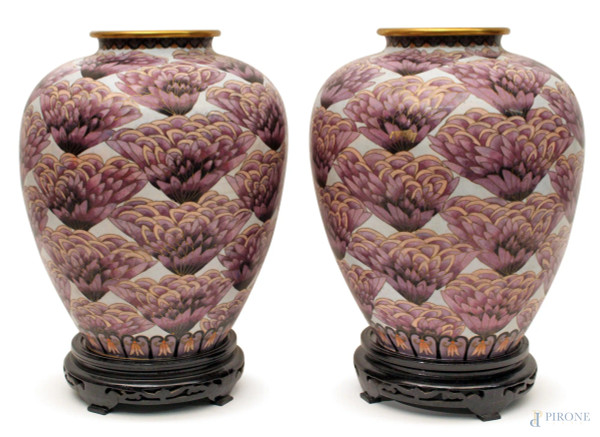 Coppia di vasi in metallo cloisonn&#233;, decorati con motivi floreali, poggiante su basi in legno, H. 30 cm., Cina XX sec.
