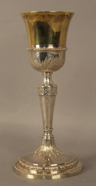 Calice eucaristico in argento cesellato, interno a vermeille, XVIII sec, bolli non leggibili, altezza 24,5 cm, gr. 315.