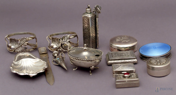 Lotto composto da tredici oggetti in argento, gr. 350.