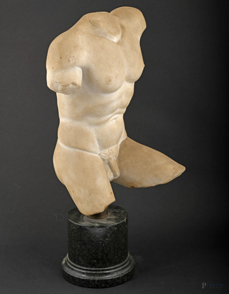 Scultura di torso maschile scolpito in stile classico in marmo zuccherino, XX secolo, cm 51,5x25x...