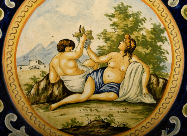 Coppia di grandi piatti decorativi raffiguranti nel cavetto scene di ispirazione mitologica in am...