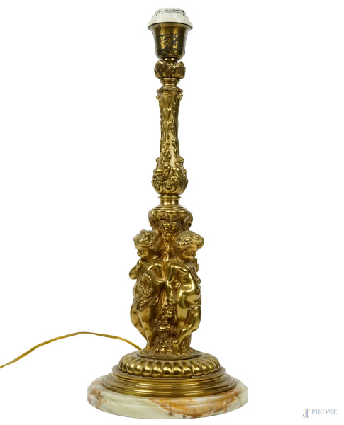 Lampada in metallo dorato con fusto decorato a motivi fogliacei e sostenuto da quattro putti, cm h 47,  XX secolo, (difetti).