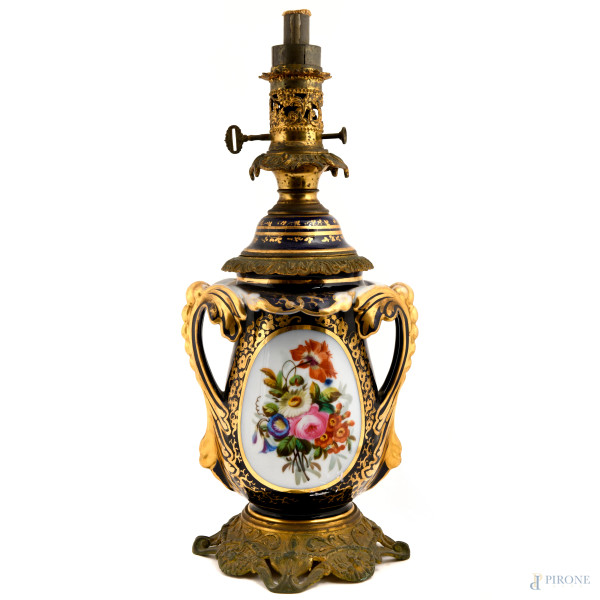 Lampada in porcellana dipinta nei toni del blu e dell'oro con decori floreali. Base e rifiniture in bronzo dorato cesellato, XX secolo, altezza cm 53, (difetti)