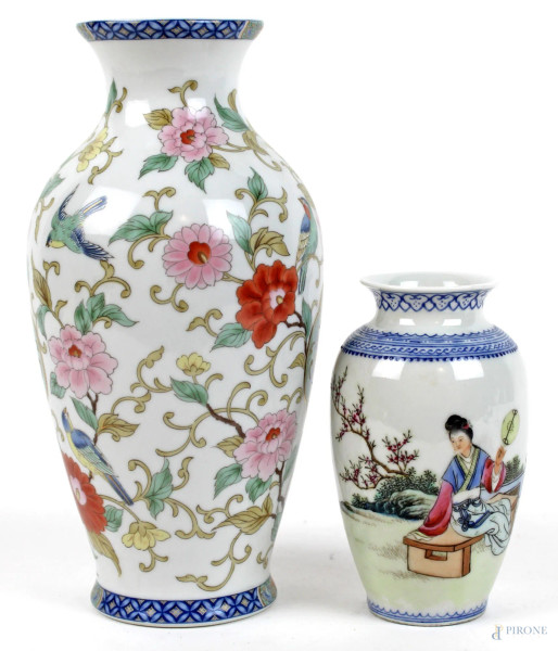 Lotto di due vasi in porcellana policroma, altezza max cm. 22, arte orientale XX secolo.