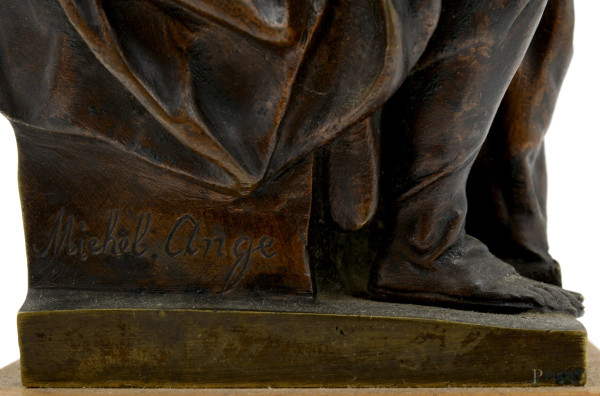 Scultura riproduzione del Mosè di Michelangelo in San Pietro in Vincoli. Al lato iscritta "Michel...