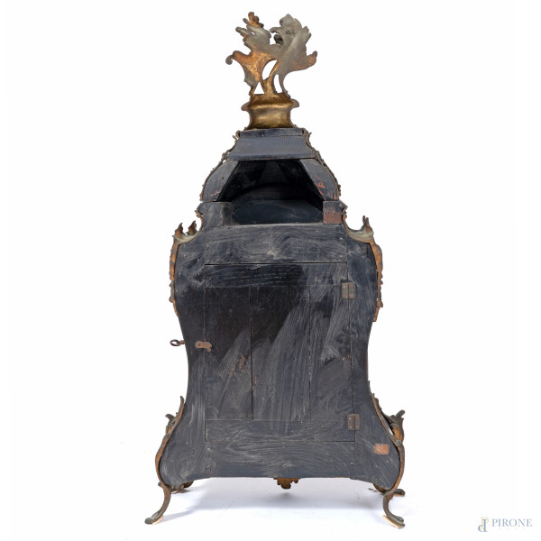 Pendola da tavolo con cassa in legno impiallacciato con inserti in bronzo cesellato a motivi vege...