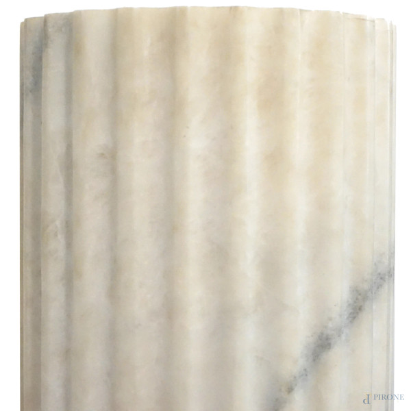 Coppia di mezze colonne scanalate in marmo bianco di Carrara, XX secolo, altezza cm 105, (difetti...