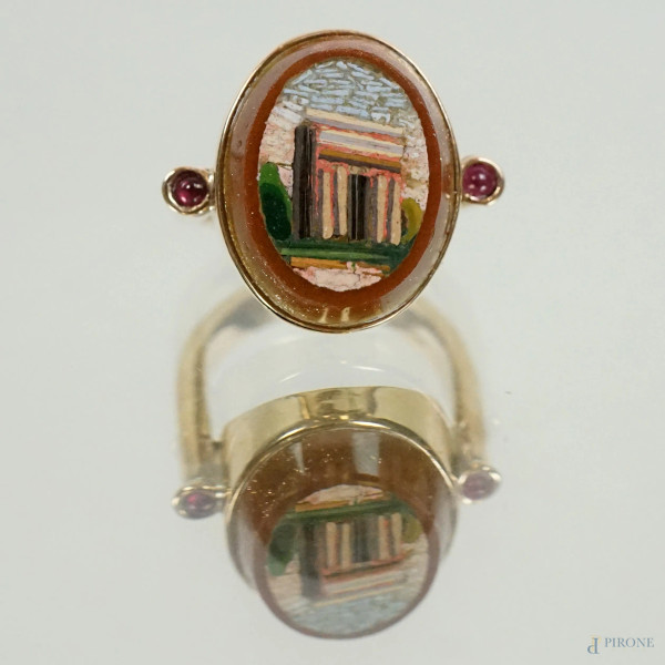 Anello in oro 9 kt con micromosaico raffigurante arco romano, su fondo in avventurina e due rubin...