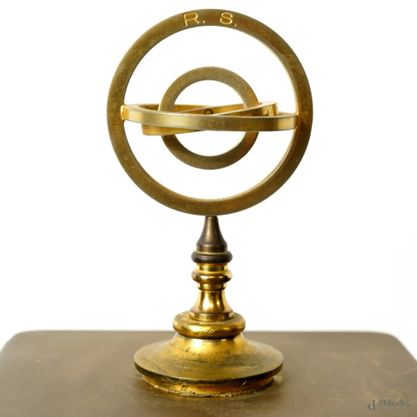 Orologio da tavolo a pendolo con cassa in ottone e vetro, decorazione smaltata. Francia, fine del...