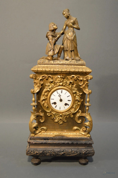 Orologio dell’800 francese in bronzo cesellato e dorato con base ebanizzata sormontato da scena romantica. h.56cm