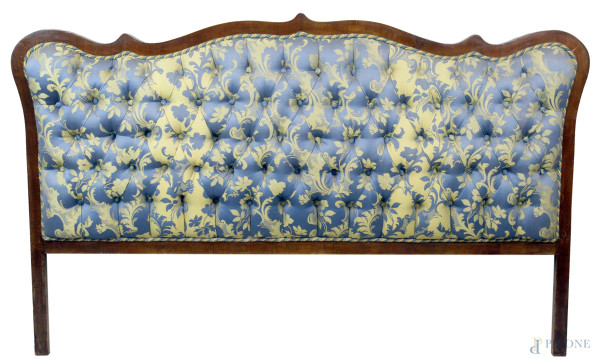 Testata da letto matrimoniale, XIX secolo, lavorazione capitonné, rivestita in tappezzeria azzurra con dettagli dorati, cm h 109,5x188, (segni del tempo).