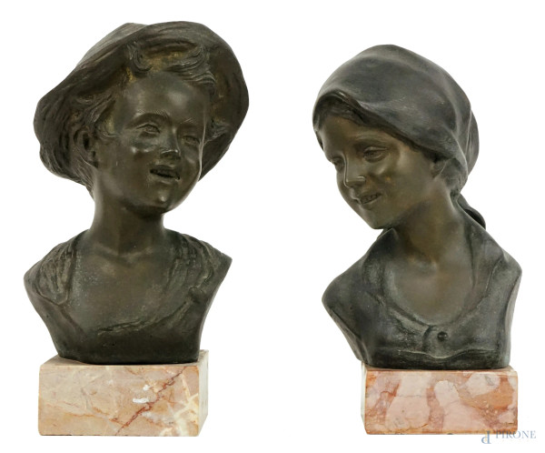 Lui e lei, due sculture in antimonio, alt. max cm 15,5, basi in marmo, firmate De Martino.
