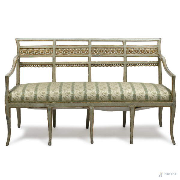 Coppia di divani Luigi XVI in legno dipinto e laccato nei toni del turchese e dell'oro con schien...