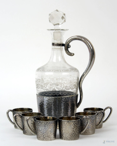 Servizio da liquore in miniatura, composto da un versatoio e sei bicchierini in vetro e argento, peso netto gr. 132, (difetti)