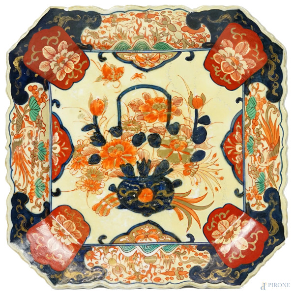 Piatto quadrato in porcellana policroma, arte orientale, XX secolo, decori a motivi vegetali e floreali, cm 29,5x29,5, (difetti)