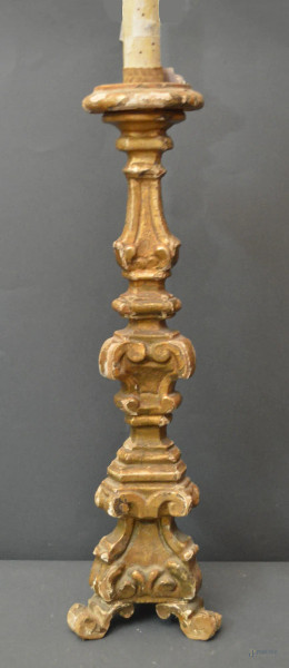 Candeliere da terra in legno intagliato e dorata, fine XVIII sec, h.67 cm.