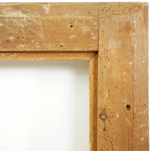 Cornice in legno e pastiglia dorata, XIX secolo, ingombro cm 95x116, battuta cm 73,5x93, (difetti...