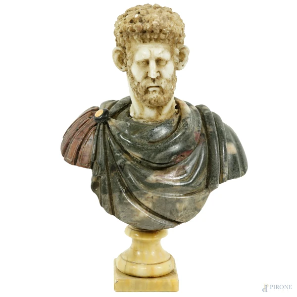 Scultura in marmi policromi rappresentante un busto d'imperatore, XIX-XX secolo, altezza cm 22,5 (difetti)