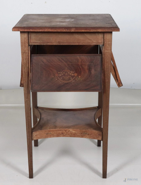 Tavolinetto in legno impiallacciato e intarsiato a motivi floreali in varie essenze. Quattro piani laterali estraibili a calatoia. XX secolo, cm 74x46x46, (segni di usura, scalfiture, sollevamenti e mancanze di impiallacciatura, difetti)