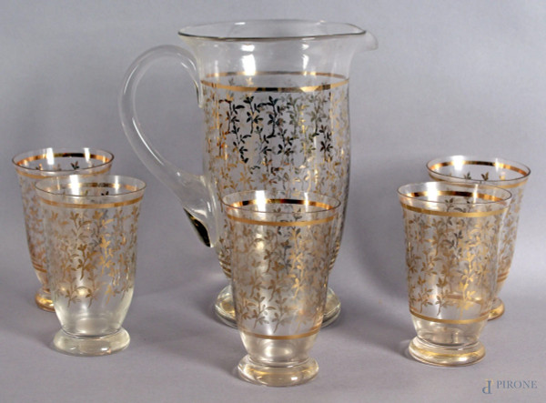 Lotto composto da una caraffa e cinque bicchieri con decori dorati, altezza 22 cm.