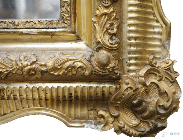 Specchiera con cornice in legno dorato, XIX secolo, ingombro cm 130x167 (difetti)