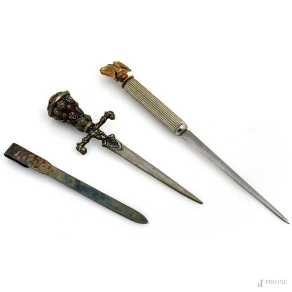 Lotto di tre tagliacarte, di cui uno in argento, XX secolo, lunghezza massima cm 24, peso argento gr 17, (segni di usura, difetti)