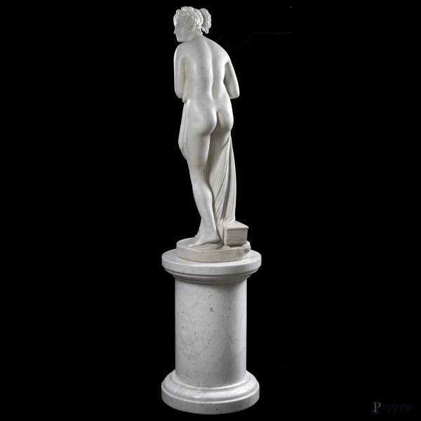 Venere al bagno, XIX secolo, scultura in marmo, altezza cm 103 su colonna in marmo, altezza cm 60...