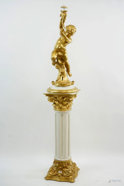 Lampada/scultura a forma di putto con colonna in porcellana bianca e dorata, Capodimonte, XX secolo, altezza lampada cm h 73, altezza colonna cm h 80.