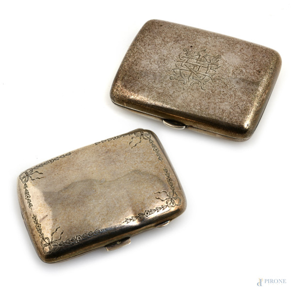 Lotto composto da due portasigarette in argento, XX secolo, misure massime cm 8,5x6,5, peso complessivo gr 130