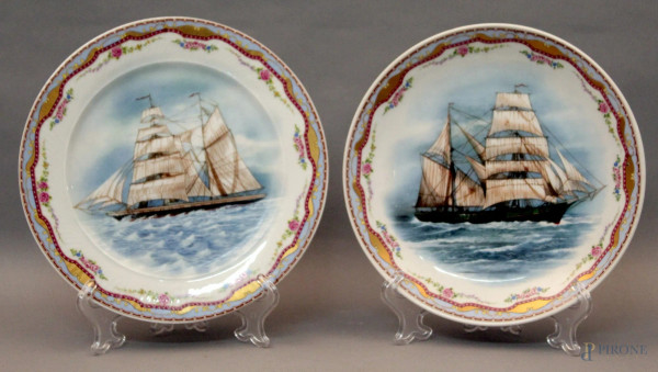 Coppia di piatti in porcellana Limoges a decoro di velieri, diam, 24 cm.