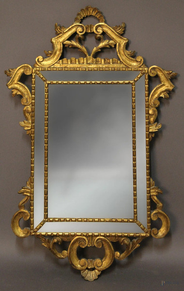 Specchiera di linea rettangolare centinata in legno dorato, XIX sec, h 87x56 cm.