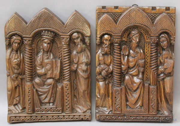 Coppia di altorilievi in legno a soggetto di santi, cm 40 x 26.