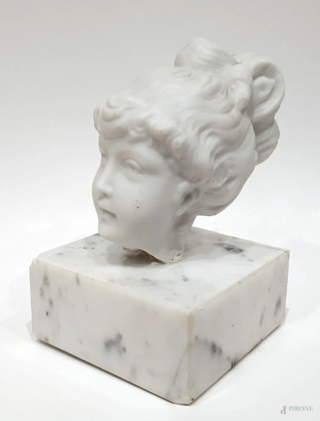 Testina di fanciulla in bisquit montata su base in marmo di carrara, altezza cm 9