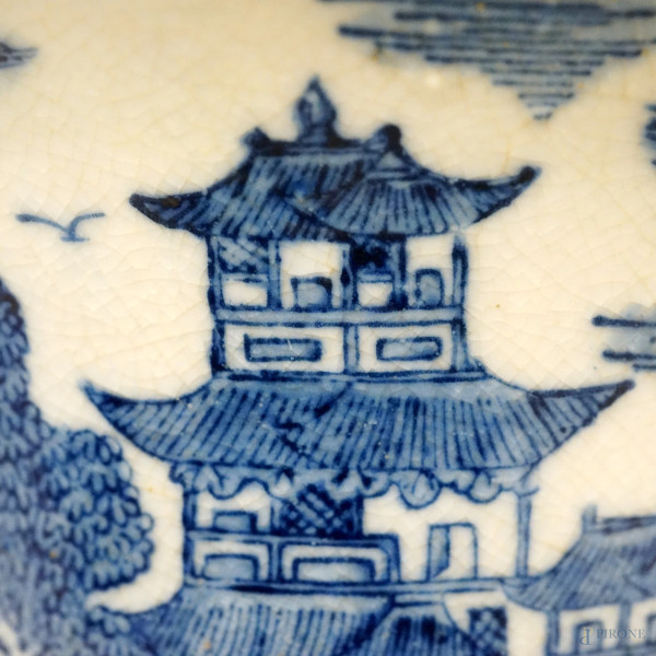 Coppia di vasi a tromba in porcellana bianca e blu decorati a paesaggi fluviali con pagoda e figu...