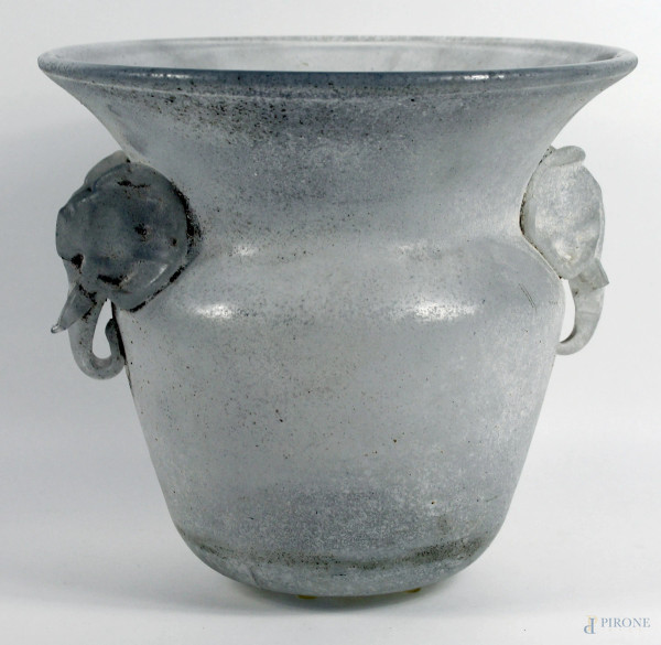 Vaso in vetro sabbiato con due anse a forma di teste di elefante, altezza cm 27