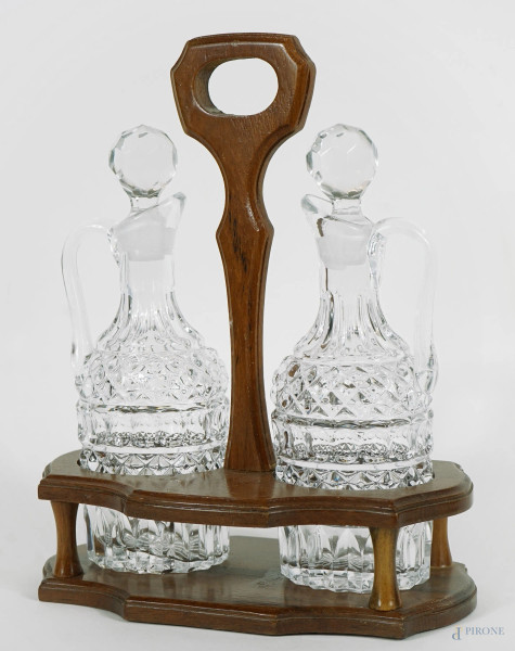 Oliera ed acetiera in cristallo controtagliato, con supporto in legno, cm h 26x21x12, XX secolo.