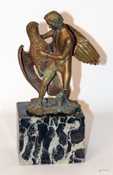 Figura con aquila, scultura in bronzo dorato, base in marmo, h. totale cm 29.