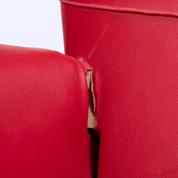 Salotto composto da divano e coppia di poltrone con struttura in legno e rivestimento in similpel...