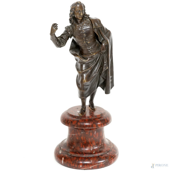 Scultura in bronzo brunito raffigurante una figura maschile, base ottagonale in marmo, XX secolo, altezza cm 27,5 (mancanze)