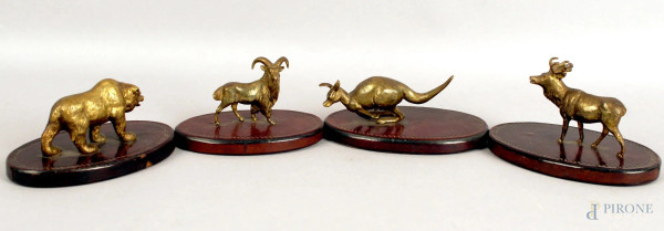 Lotto composto da quattro miniature in bronzo raffiguranti animali con basi in cuoio, marcati a fuoco Borrelli Roma, misure max. 5 cm.