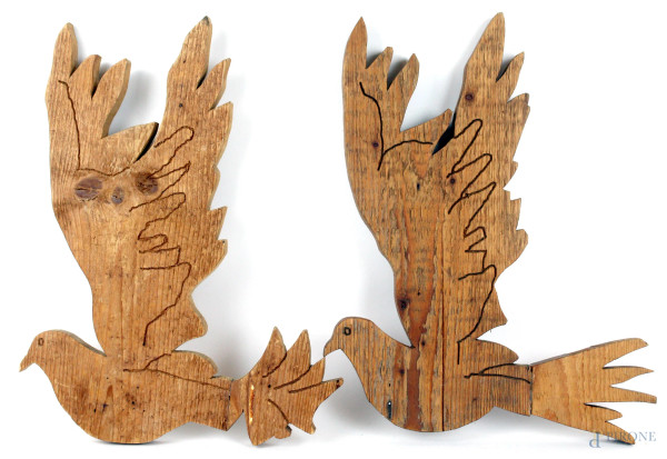 Due sculture in legno intagliato raffiguranti colombe, cm h 41x32x2,5, (difetti e parti restaurate)