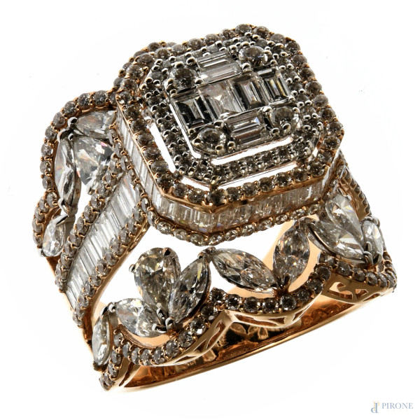 Anello in oro 18 kt con pavè di diamanti e centrale di diamante 4 ct, misura 14, peso lordo complessivo gr 10,4