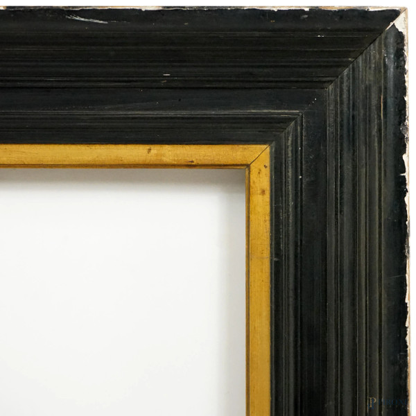 Cornice modanata in legno ebanizzato con profilo interno dorato, XX secolo, ingombro cm 104x80, b...